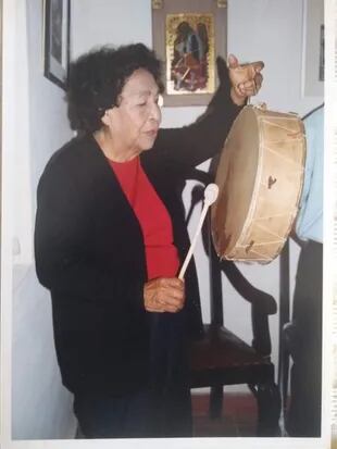 Foto histórica de Barbarita Cruz tocando la chaya.