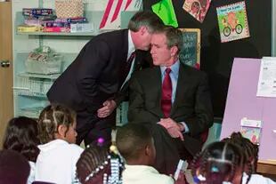 El jefe de gabinete de la Casa Blanca, Andrew Card, le susurra al oído al presidente George W. Bush que se estrelló un avión contra el World Trade Center, durante una visita al Escuela Primaria Emma E. Booker en Sarasota, Florida