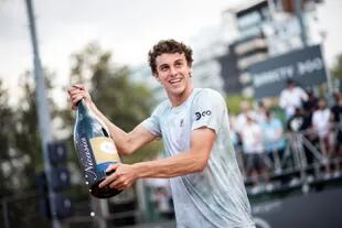 Champagne en mano y sonrisa para Juan Manuel Cerúndolo, que volvió al triunfo en el Racket