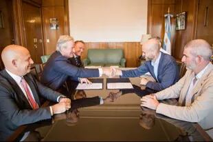 Bjørn Kjos, CEO del Grupo Norwegian y Guillermo Dietrich, ministro de Transporte, se dan la mano