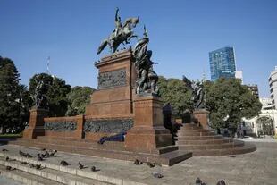 El monumento al General San Martín se encuentra dañado en varios sectores