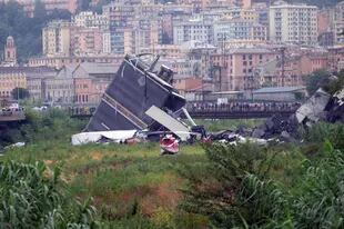 En Italia, se derrumbó un puente y cayeron varios autos al vacío, al menos 35