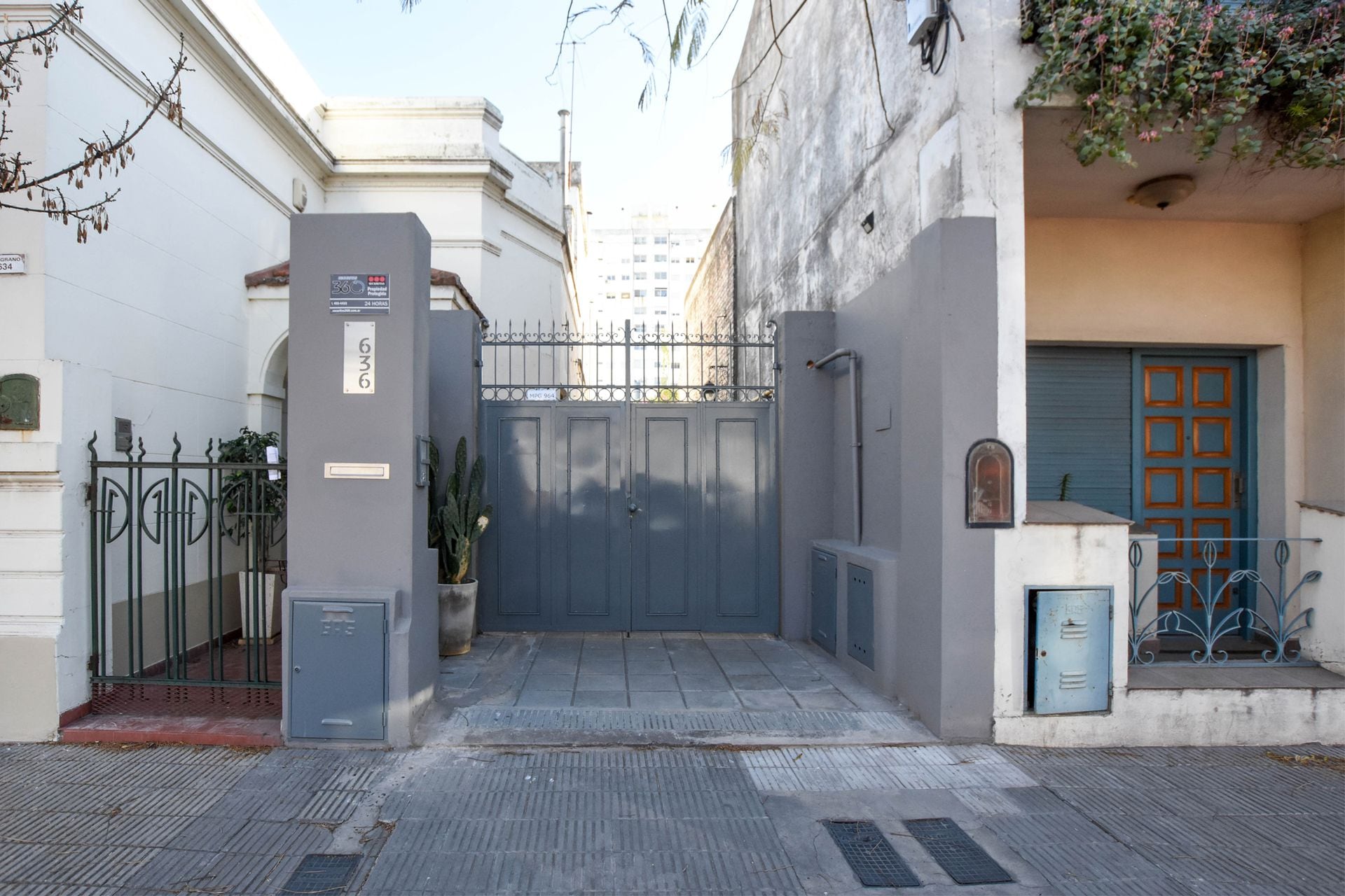 Baliña decidió modificar la fachada: eligió un portón alto de hierro de estilo antiguo y lo retiró más de un metro de la línea municipal para que los medidores de gas quedaran al alcance. 
