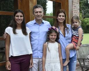 Iara y Kala Nisman, ayer, en la quinta ''Los Abrojos'' junto al Presidente, su esposa Juliana Awada y su hija Antonia