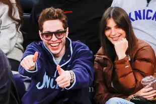 Photo © 2022 Backgrid/The Grosby Group27 NOVEMBER 2022New York, NY  - Pete Davidson and Emily Ratajkowski are all smiles as they attend the Grizzlies vs Knicks game at Madison Square Garden together.****Pete Davidson y Emily Ratajkowski sonríen mientras asisten juntos al juego Grizzlies vs Knicks en el Madison Square Garden.