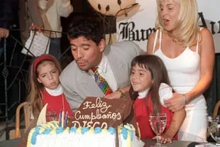 Un cumpleaños de Diego en 1995, junto a Claudia y a las hijas de ambos