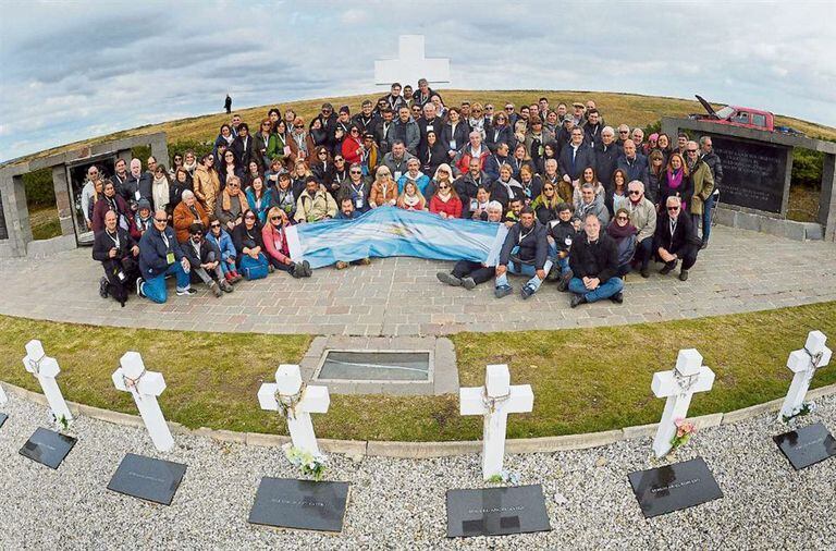 Familiares de 90 soldados argentinos les rindieron un merecido homenaje en el cementerio de Darwin