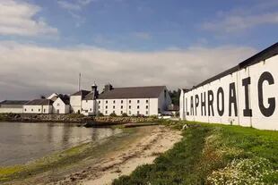En esta destilería se elabora desde 1815 Laphroaig, el whisky más salvaje de Escocia.