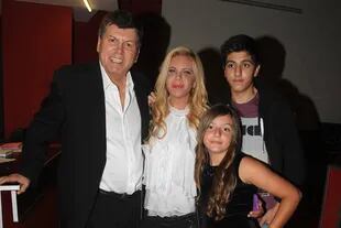 Carlos Calvo y Carina Galucci , en 2015, junto a sus hijos