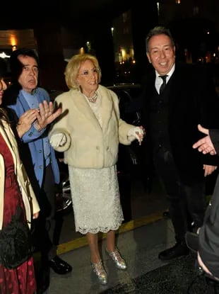 Mirtha Legrand lució un look total white para la cena en Recoleta por los 55 años de su debut en TV.