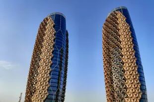 Las torres Al-Bahr en Abu Dhabi tienen una fachada cinética jaali, que está inspirada en la textura de la piel humana.
