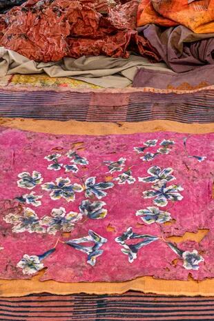 Flores de lapacho; óleo sobre algodón. “Somos tiempo” (fragmento); óleo y metales sobre algodón, de 155 x 340 cm