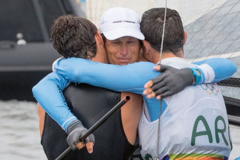 Tras ganar el oro junto a Cecilia Carranza, Lange se abraza con dos de sus hijos