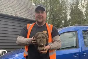 Construía un estacionamiento y por error desenterró una estatua romana de hace 1800 años