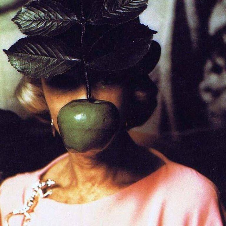 Una señora homenajeó a Magritte y a su pintura El hijo del hombre