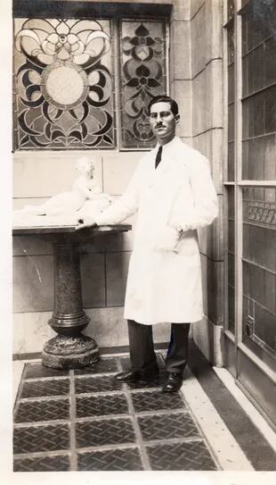 Carlos Dassen con su delantal de odontólogo. En Alsina tenía su consultorio.