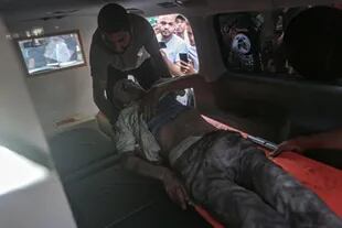 Ciudad de Gaza: un palestino herido es evacuado en una ambulancia tras un ataque aéreo israelí.