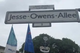 Jesse Owens tiene una calle en Berlín a modo de homenaje por lo que significó en la historia del deporte 
