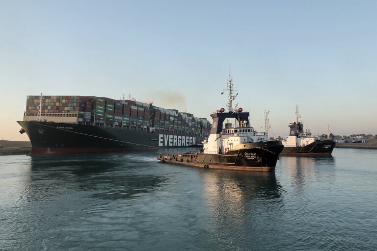 Canal de Suez: el buque fue totalmente desencallado y se reanuda el tráfico