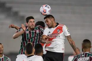 River perdió con Fluminense en el cierre y casi se queda afuera; en la imagen, Nino, del equipo brasileño, disputa un centro con Héctor Martínez