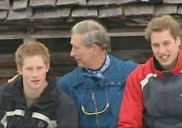 Harry, Carlos y William el día del posado en los Alpes cuando se produjo el momento de tensión