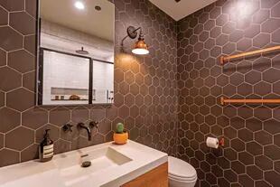 En el baño, revestimiento hexagonal (Cle Tile).