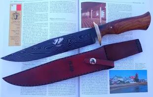 En la elaboración del cuchillo de guerra y la vaina participaron tres artesanos en cuchillería: Santiago Aberastain, Pablo Macchión y Rodrigo Palmentieri