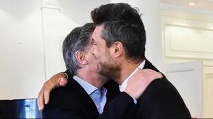 El abrazo de bienvenida entre Macri y Tinelli en Olivos