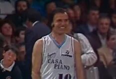 Carlos Menem se dio el gusto de jugar el básquet en el Luna Park