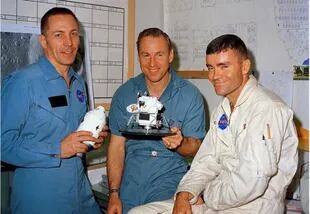 El piloto del módulo de mando Jack Swigert, el comandante de la misión Jim Lovell y el piloto del módulo lunar Fred Haise el día anterior al lanzamiento