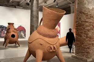 Esculturas del tucumano Gabriel Chaile exhibidas en la muestra central de la Bienal de Venecia, inspiradas en su familia y en los hornos de barro