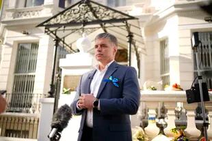 El embajador de Ucrania, Vadym Prystaiko, habla frente a la embajada de Ucrania en Londres, el 6 de marzo de 2022. (Yui Mok/PA vía AP)