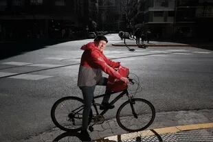 Jesús con su bici en una calle de Caballito