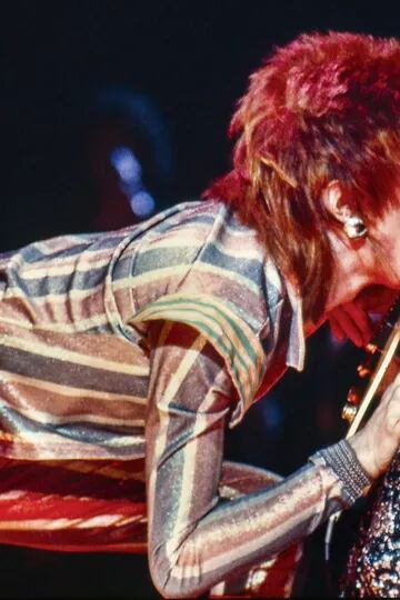 David Bowie/Gira Mundial/1972-73: “Yo quería que la música se viera como sonaba”, dijo Bowie, quien reinó en la ensoñación lunar de su gira más importante como un dios de rock roll espacial, con el pelo rojo y plagado de maquillaje
