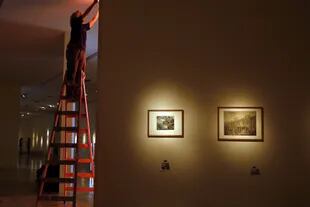 Por indicación de la Tate, la luz es tenue para que no afecte la conservación de las obras