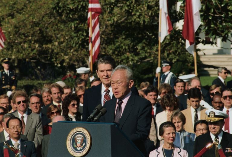 Lee Kwan Yew, en la Casa Blanca, junto a Ronald Reagan