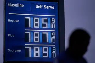 El tablero de una gasolinera en Los Ángeles muestra los altos precios por galón (3,5 litros) 