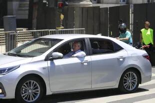 El gesto de Alberto Fernández antes de asumir: maneja su auto hacia el Congreso
