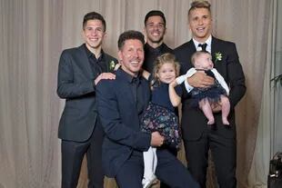 El casamiento del "Cholo", en junio de 2019, rodeado por sus cinco hijos: Giuliano, Giovanni y Gianluca, junto con Francesca en brazo de su padre y Valentina, con el varón del medio