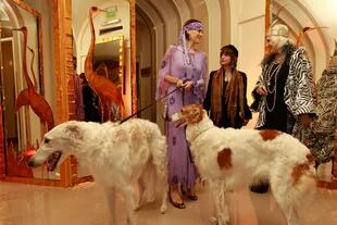 Gloria César (der.), a cargo de la espectacular ambientación, posó en la entrada al Salón Dorado, del Plaza, junto a dos glamorosos perros