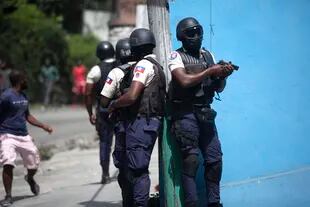 Agentes buscan a sospechosos de participar en el asesinato del presidente haitiano Jovenel Moïse, en Puerto Príncipe