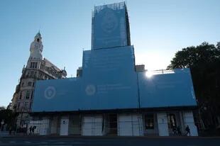 A la fachada la sometieron a un trabajo de recuperación para eliminar las frecuentes pintadas con aerosol que reciben los edificios de la zona de Plaza de Mayo