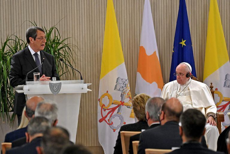 El presidente de Chipre, Nicos Anastasiades, habla durante la ceremonia de bienvenida del Papa Francisco en el Palacio Presidencial en la capital, Nicosia