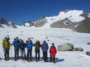Constanza Ceruti con un equipo de estudio sobre glaciares de los Alpes Suizos.