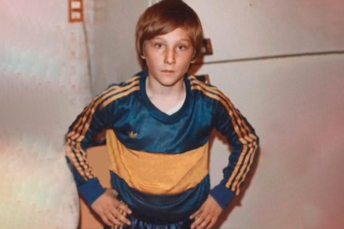 Javier Milei y la camiseta de Boca, en una imagen de su infancia