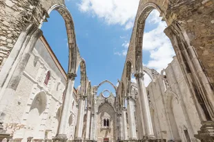 Las ruinas de la iglesia gótica de nuestra señora del monte carmel, destruidas por el terremoto, mantienen sus cicatrices al día de hoy