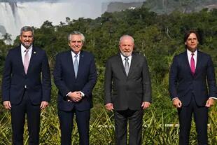 Mario Abdo, Alberto Fernández, Luiz Inácio Lula da Silva y Luis Lacalle posan para la foto de familia durante la cumbre del Mercosur en Puerto Iguazú