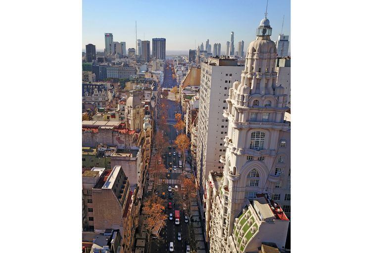 Inspirada en los bulevares parisinos y en la Gran Vía madrileña, fue la primera avenida de la Argentina y de América del Sur