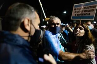 Manifestante escupe a un policia durante una protesta en contra de la cuarentena en la ciudad de Buenos Aires 