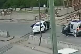 Impactante video: robaron la camioneta de una familia a plena luz del día en Lomas de Zamora.